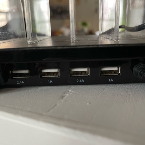 Multi port charger - Picture 3 of 4